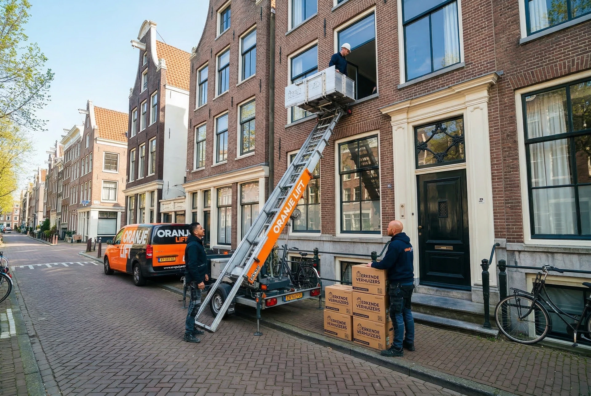 Aanhangerlift voor verhuizing in smalle straat Houten