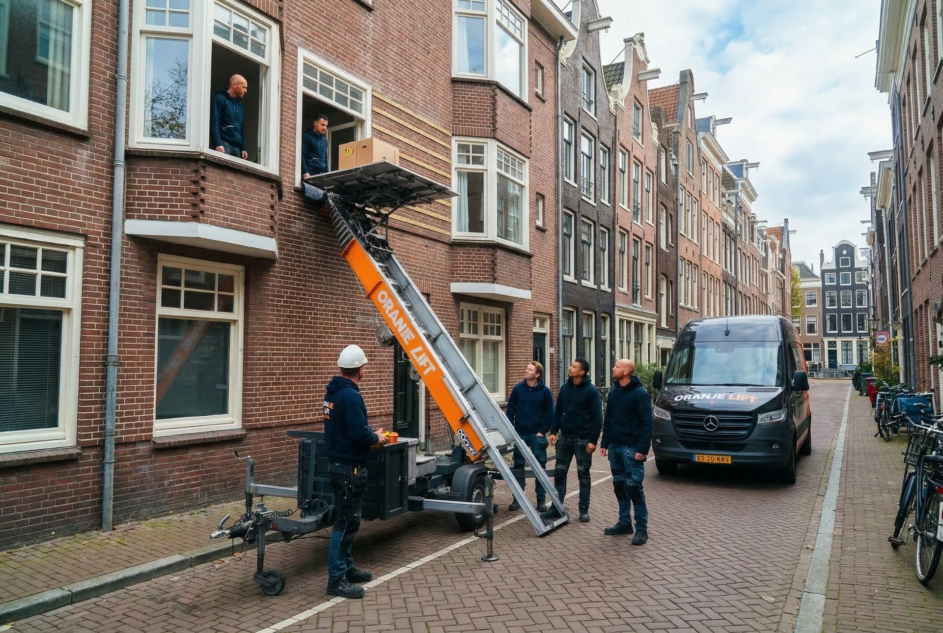 Ladderlift in gebruik bij woning in Houten