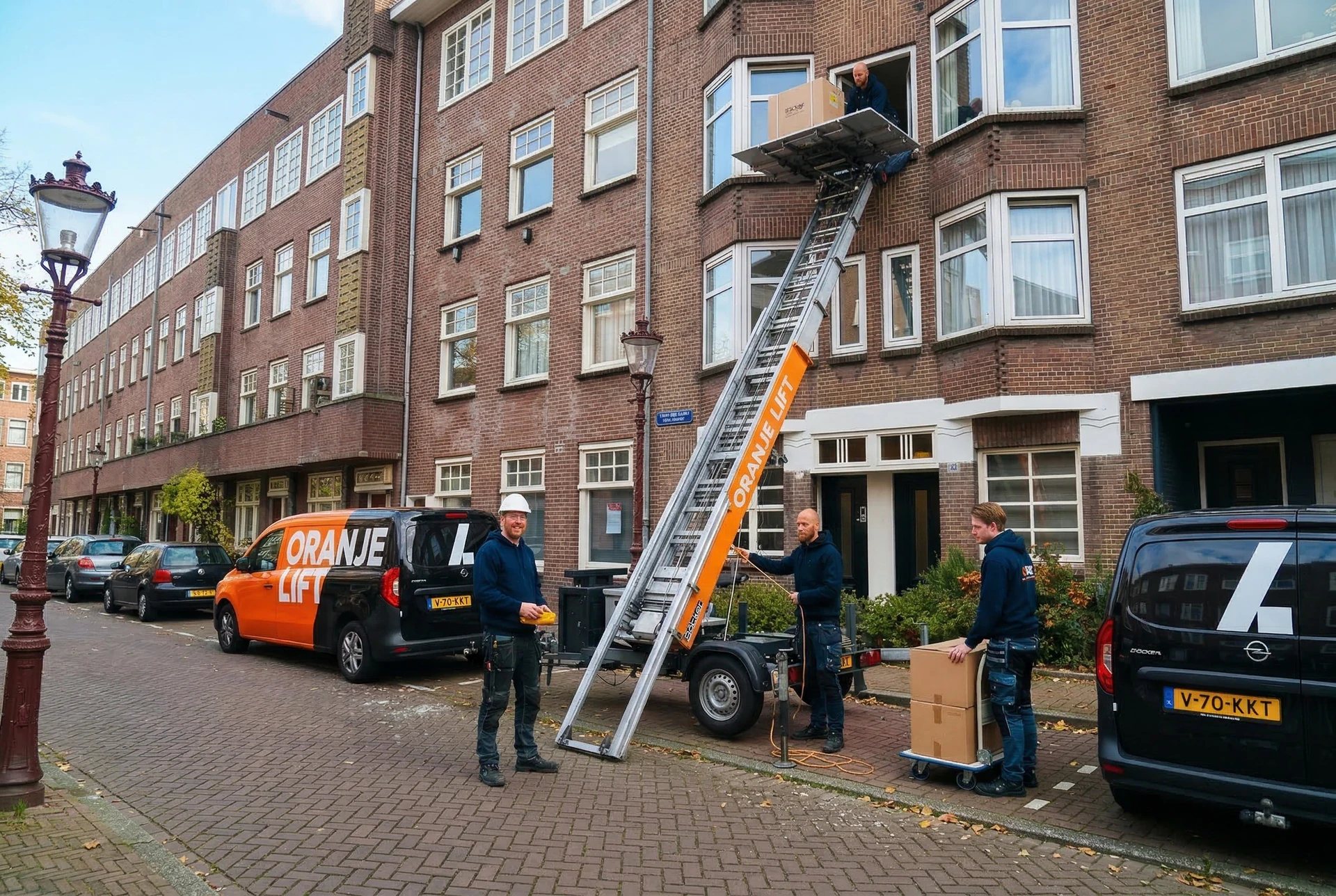 Verhuisteam aan het werk met verhuislift