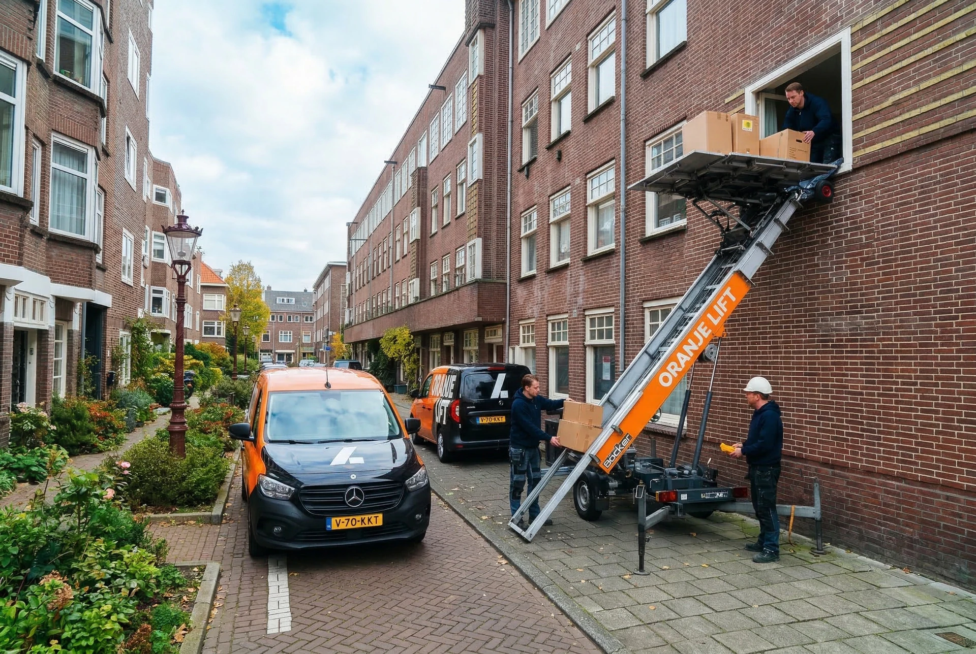 Aanhangerlift geplaatst in een smalle straat in Houten