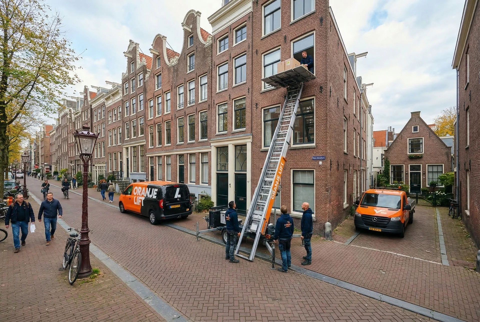 Aanhangerlift in smalle straat Houten